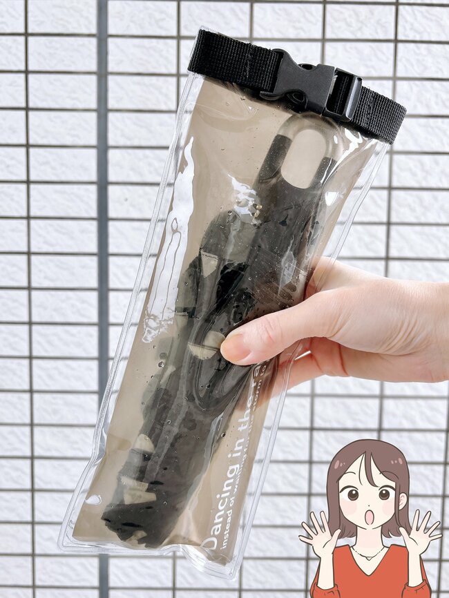 「カバンが濡れない」「大助かりです」3COINSの“天才レイングッズ”が雨の日のプチストレスを解決してくれた!「こういう商品を待っていました」