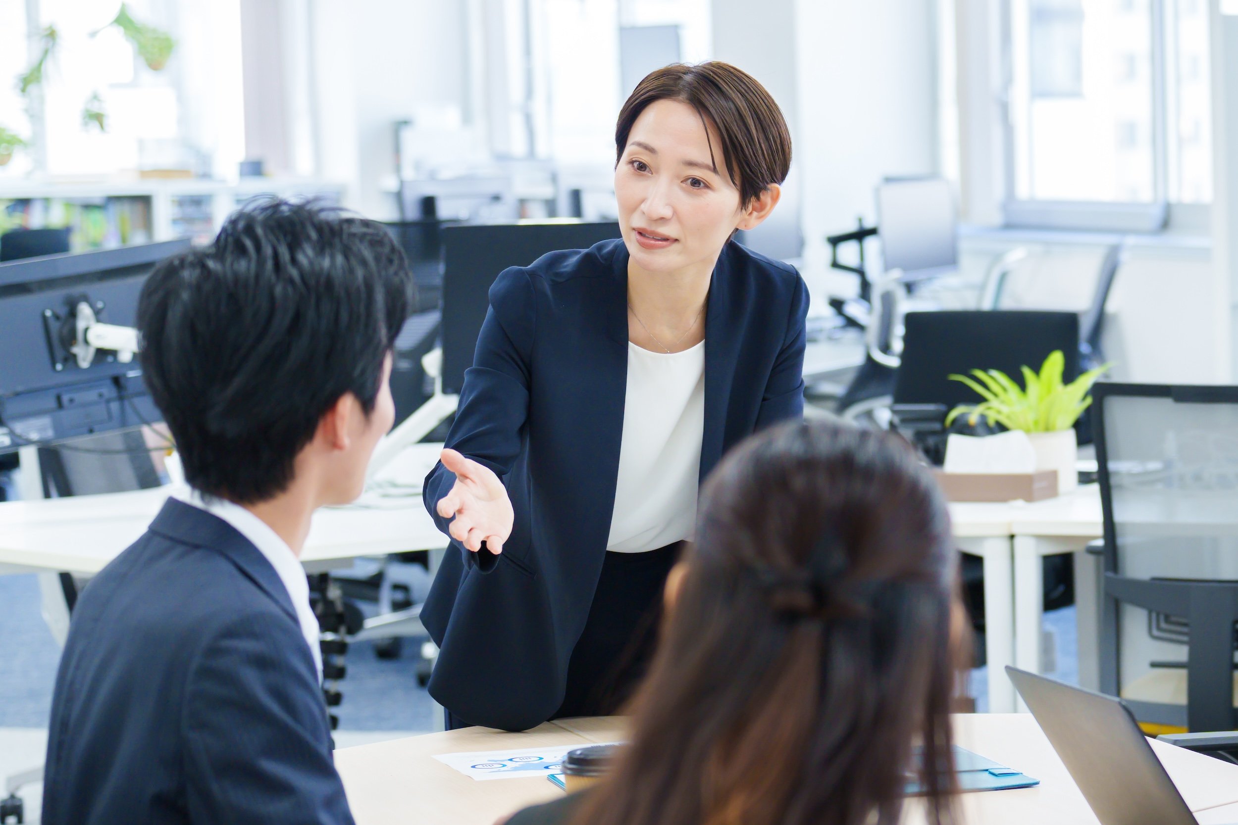 二流のリーダーは「マイクロマネジメント」をして、一流は「丸投げ」をする。では超一流は?