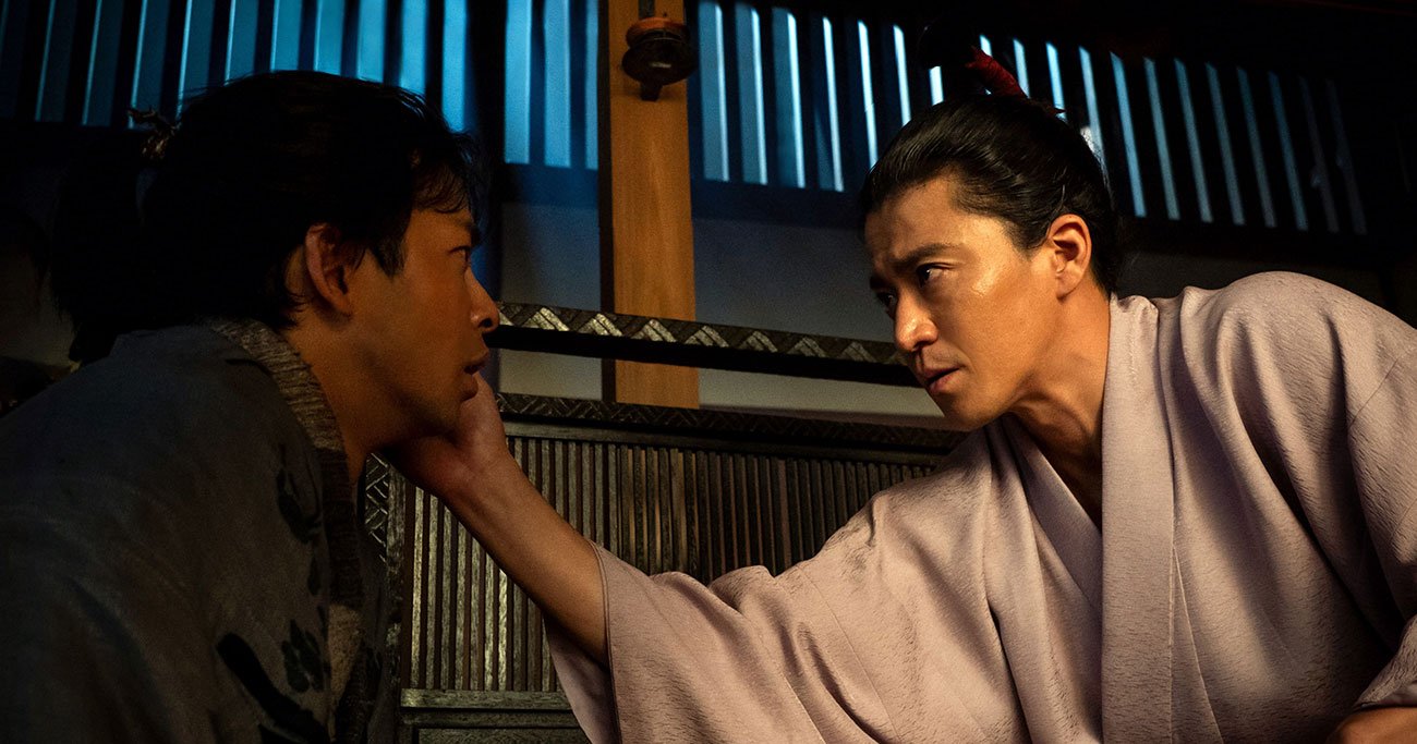 織田信長（右）は、豊臣秀長（演：仲野太賀）に鵜沼城城主・大澤次郎左衛門を斬れと命じる　（C）NHK