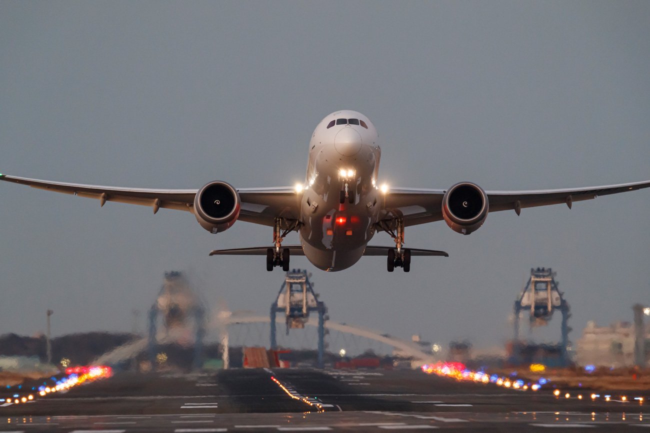 滑走路で飛行機がガタガタ揺れる“本当の理由”とは？風のせいではありません…