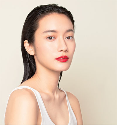 韓国コスメ、韓国メイク好き必見!透明感のあるナチュラルメイクに赤リップの、絶妙バランスはこうつくる