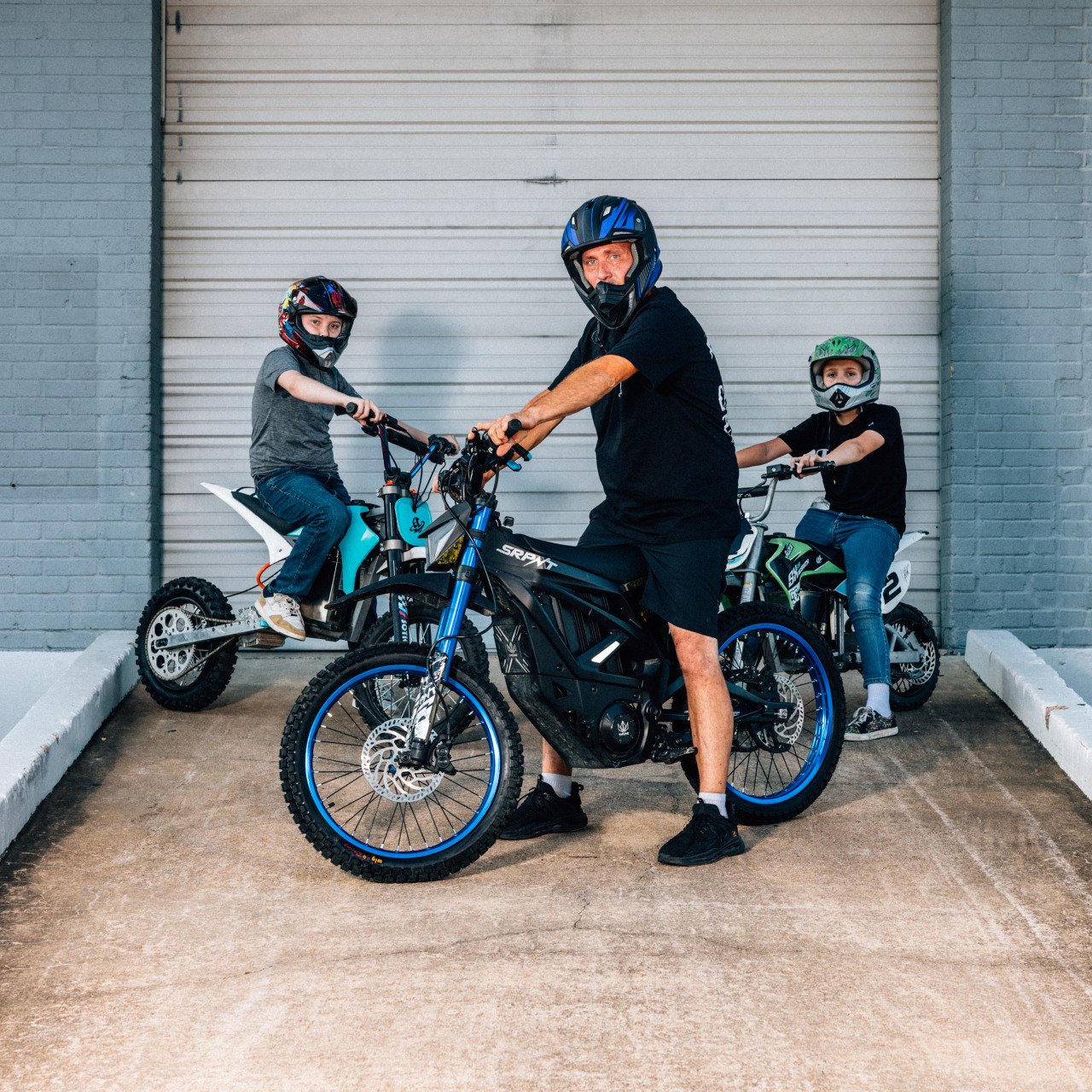 ヒューストン郊外に住むジョー・サルツバックさんと息子たちは、電動ダートバイクのファンになった