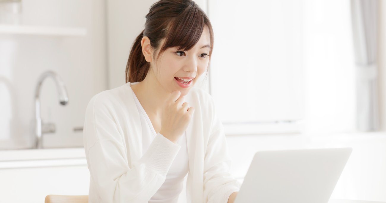 投資を勉強する女性
