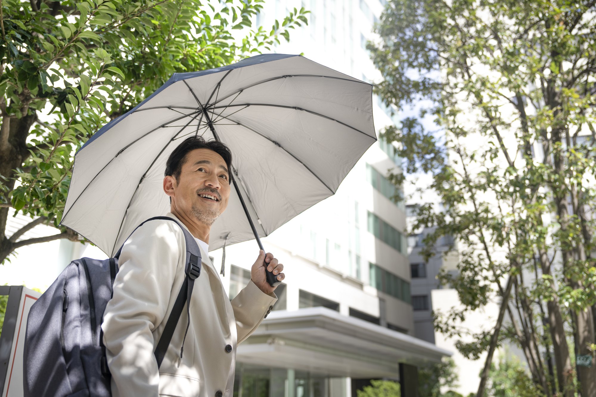 おじさんの「メンズ日傘」に賛否両論、猛暑で汗だくでも我慢する否定派の言い分が“昭和時代”すぎた