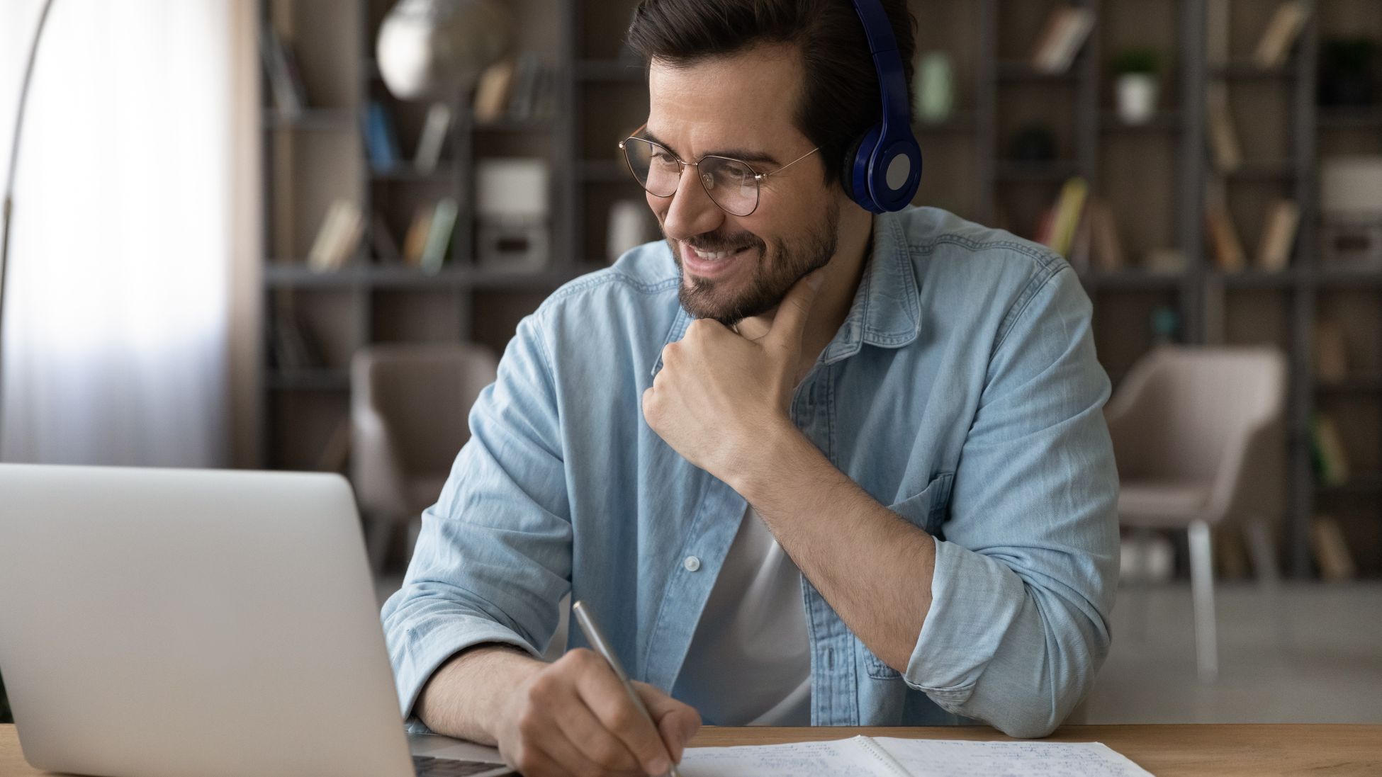 勉強をしている男性