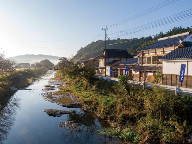 蔵は菊池川支流の和仁川沿い Photo:Hananokasyuzo