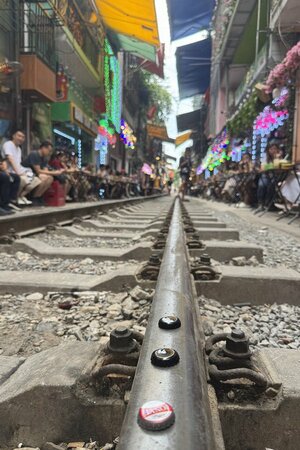レールの上に置かれた王冠