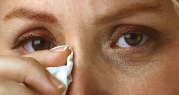 新型コロナは「涙」で感染する!症状の一つに「結膜炎」