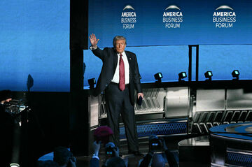 トランプ氏、関税で財政赤字削減と主張 政権の最高裁弁論と矛盾