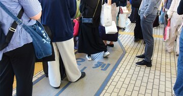 新幹線の自由席乗車率が繁忙期で200%に迫っても、経営効率が下がるナゾ