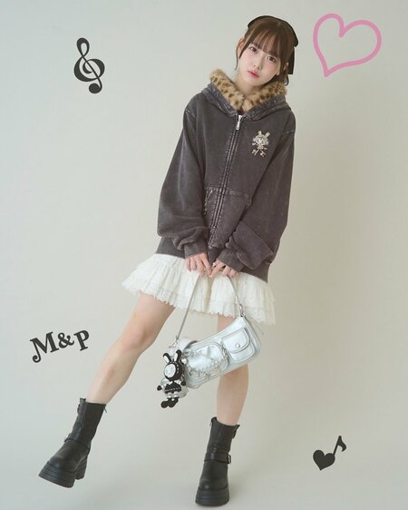 メゾピアノジュニアのフードパーカ