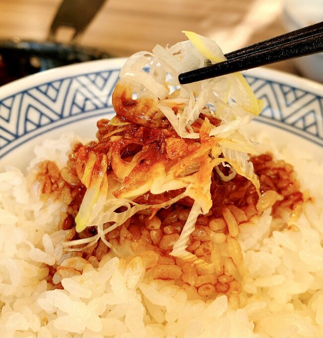 「デカすぎんだろ…」吉野家の“豪快すぎる定食”ご飯おかわり無料なのが嬉しい！「ご飯3杯いけたわ」「ありえんぐらいウマい」《実食レビュー》