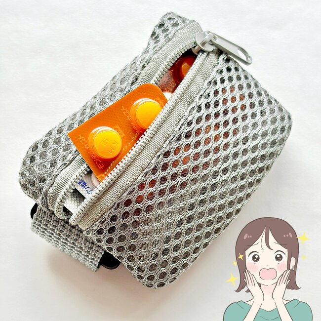 思わず2色まとめ買いした…！セリアの「ミニ財布になるポーチ」手ぶらで持ち歩けて天才！《購入レビュー》