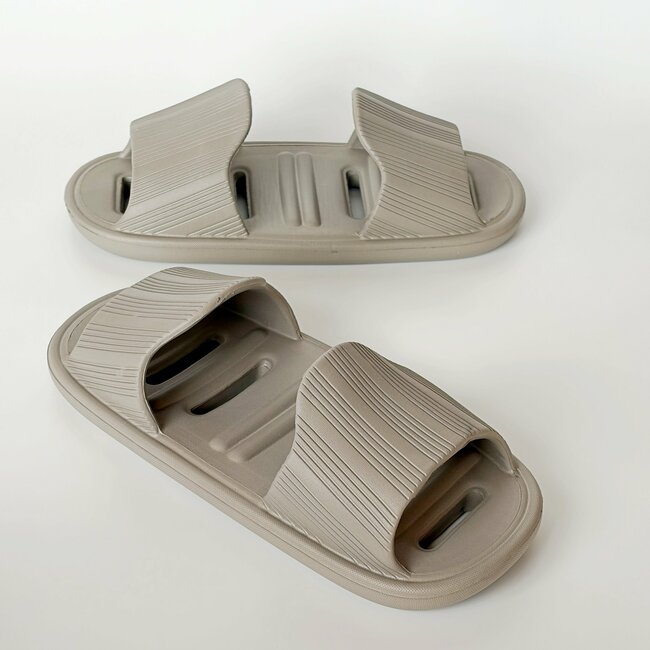 「再販でやっと買えた！」3COINSの“天才が考えたスリッパ”両方から履けて便利すぎる！「すごいアイデア」「ストレスが無くなりました！」