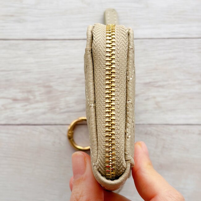 「ミニ財布に最高です！」3COINSの“高見えケース”お金やカード、鍵をまとめて収納できて天才！「身軽になれる」「値段以上のクオリティ」