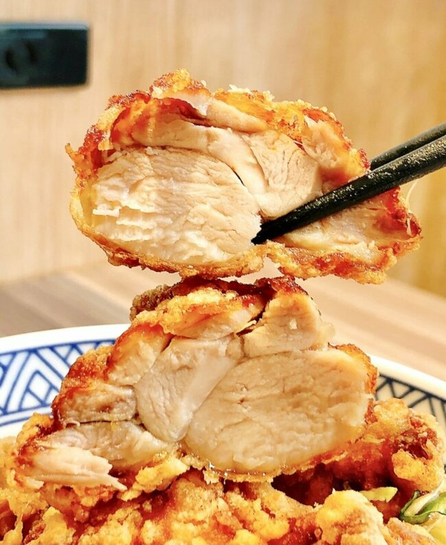 「なんで今まで食べてこなかったんだ」すき家の“よくばりすぎるメニュー”おかず2種盛りで白米が足りないよ…！「今年は本当にレベルが高い」「ふわふわしてるぞ！」