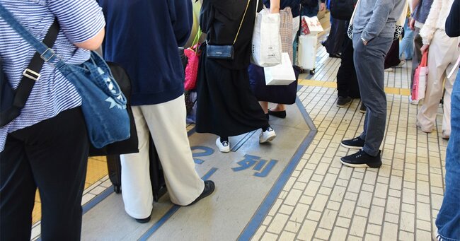 多数の人がいる駅のホーム