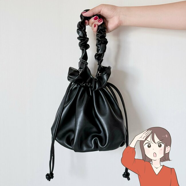 600mlペットボトルがすっぽり入る!3COINSの“高見えバッグ”ころんとしたフォルムがかわいい!「今年のベストバイです!」「ちょうど良いサイズ感」「可愛くて気に入っています」《購入レビュー》