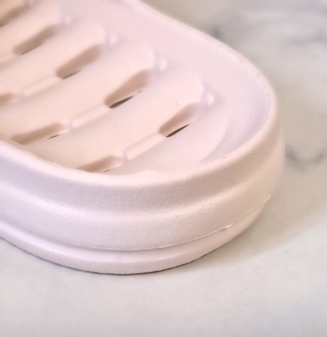 もっと早く出会いたかった～！ダイソー姉妹店の「お風呂用スリッパ」がめっちゃ天才！水が溜まらないから足が濡れないんです！