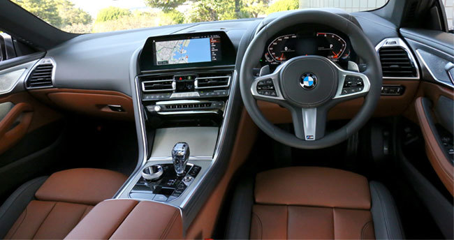 BMW・M850i・xドライブのインパネ