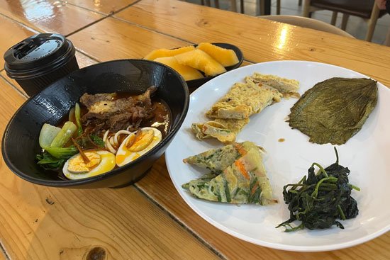 JICでは、メイン・プレミアムキャンパス共にフィリピン留学でよくあるビュッフェスタイルではなく、1日3食(土日は変則)定食式で提供している。遅い時間になっても、安定的に食事ができて個人的には好きだった(筆者撮影)