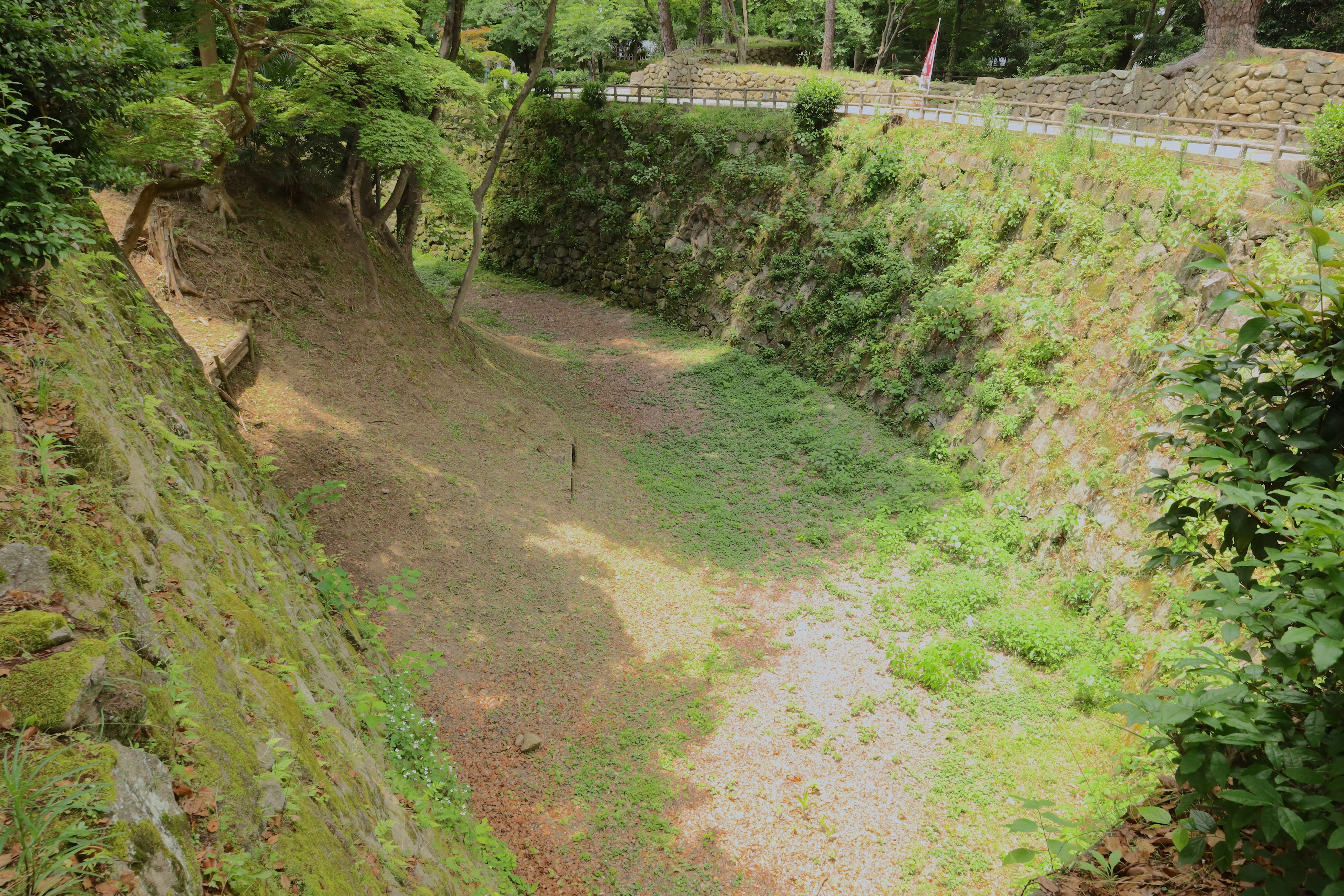 岡崎城の本丸北側を守る西海堀