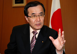 【キーパーソンに聞く党の理念と政策⑤】<br />国民新党・浜田和幸代表代行<br />「郵貯資金を活用して<br />低所得層の持家政策、子育てを支援する」