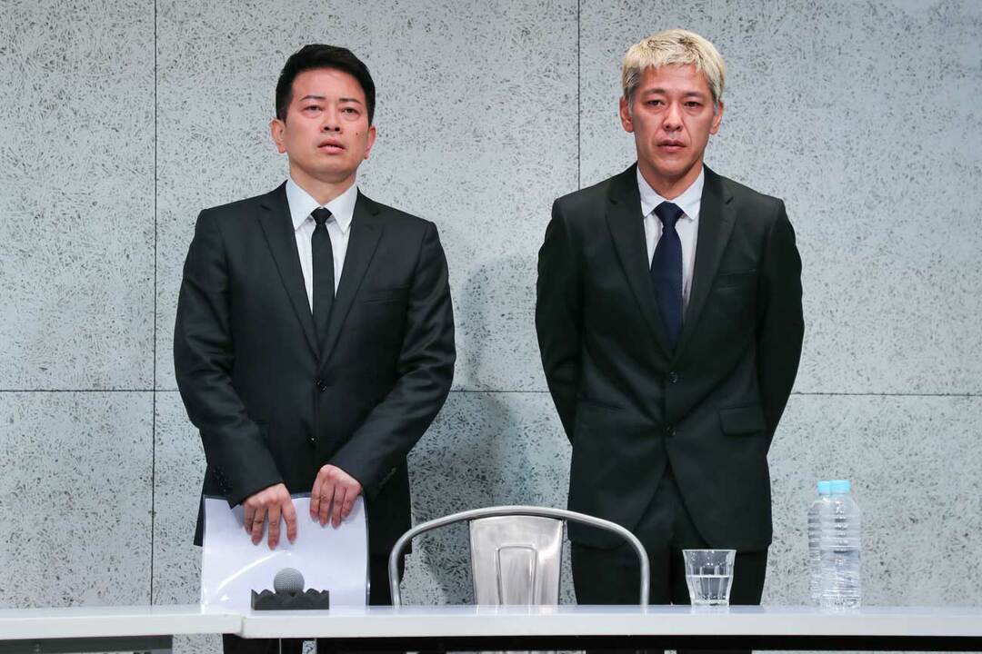 謝罪会見を開いた宮迫博之さん(左)と田村亮さん