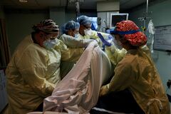 米のコロナ入院患者、過去最多の14万人超