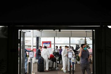 賃金上がる米国、上がらない日豪　何が違うのか