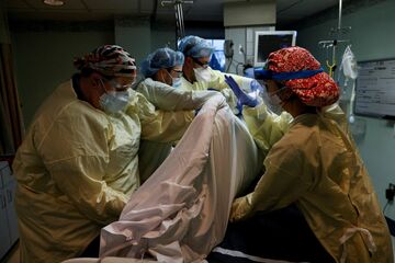 米のコロナ入院患者、過去最多の14万人超