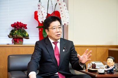 働き方改革を実現させた、加藤勝信厚労相が明かす「苦労」と「手応え」