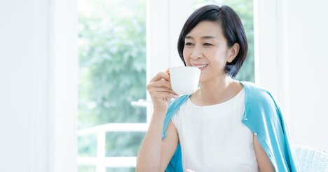 「70歳でも健康な人」が飲むのをガマンしている「お酒じゃない」飲み物とは？【10万人の男女を30年調査】