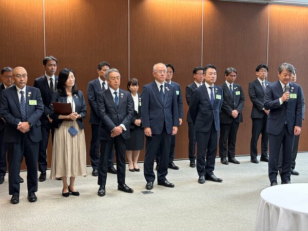7月16日に日本生命東京本社（東京都千代田区）で行われた記者懇談会の冒頭で、朝日智司社長をはじめとした主要幹部が謝罪を行った