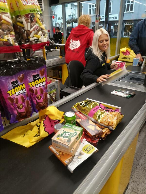 お世話になったスーパー。日本のレジも座って応対できる店がもっと増えたらいいのに（提供=筆者）