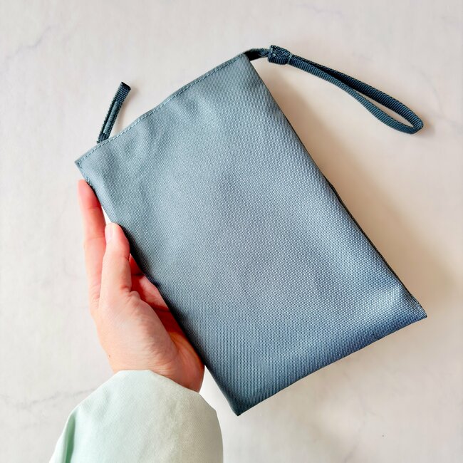 「ポケットがわりに使ってます」無印良品の“大きく開くサコッシュ”が使い道いろいろで優秀すぎる!「サッとお出かけできて最高」「見た目以上の収納力」