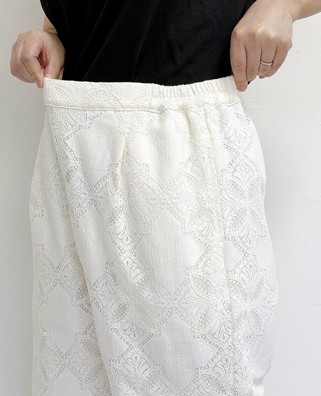 【ハニーズ】はくだけで大人かわいい！2480円の“華やかパンツ”いつものコーデが見違えちゃった！「お値段以上に高見えします」「おしゃれ着として大活躍」《購入レビュー》