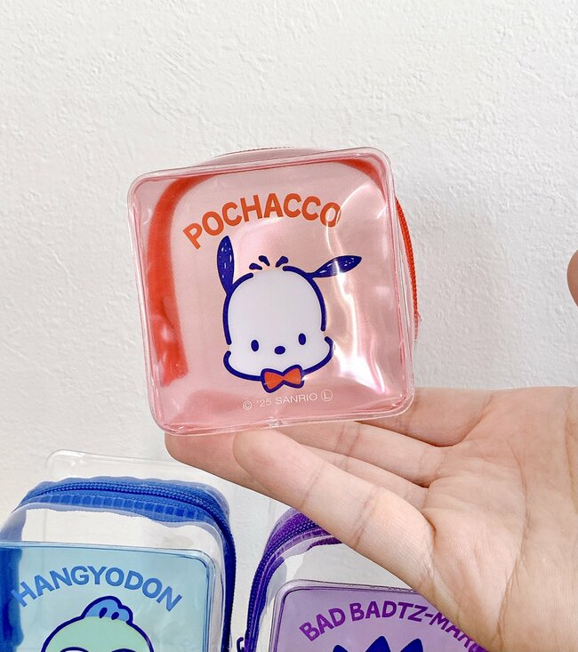 お薬が130錠も入った…！ダイソー×サンリオの“レトロなポーチ”可愛すぎて全種類コンプリートしちゃったよ！【購入レビュー】