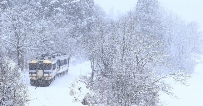 視界不良の猛吹雪で、列車が緊急停車！不測の事態で浮き彫りになる日本人の脆さ