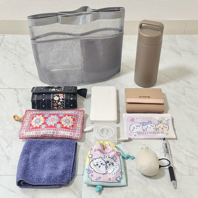 「早く買えば良かった」「2色とも購入」3COINSの“仕分けポーチ”でバッグのごちゃごちゃを解消できた！「軽くて良い！」「ポケットがないバッグで大活躍」《購入レビュー》