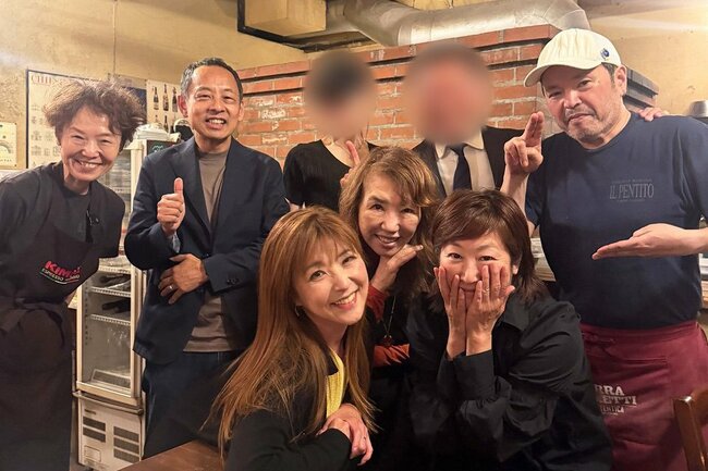 美女軍団のみなさまと。本職のモデルさんは、顔の大きさが私の半分しかありません