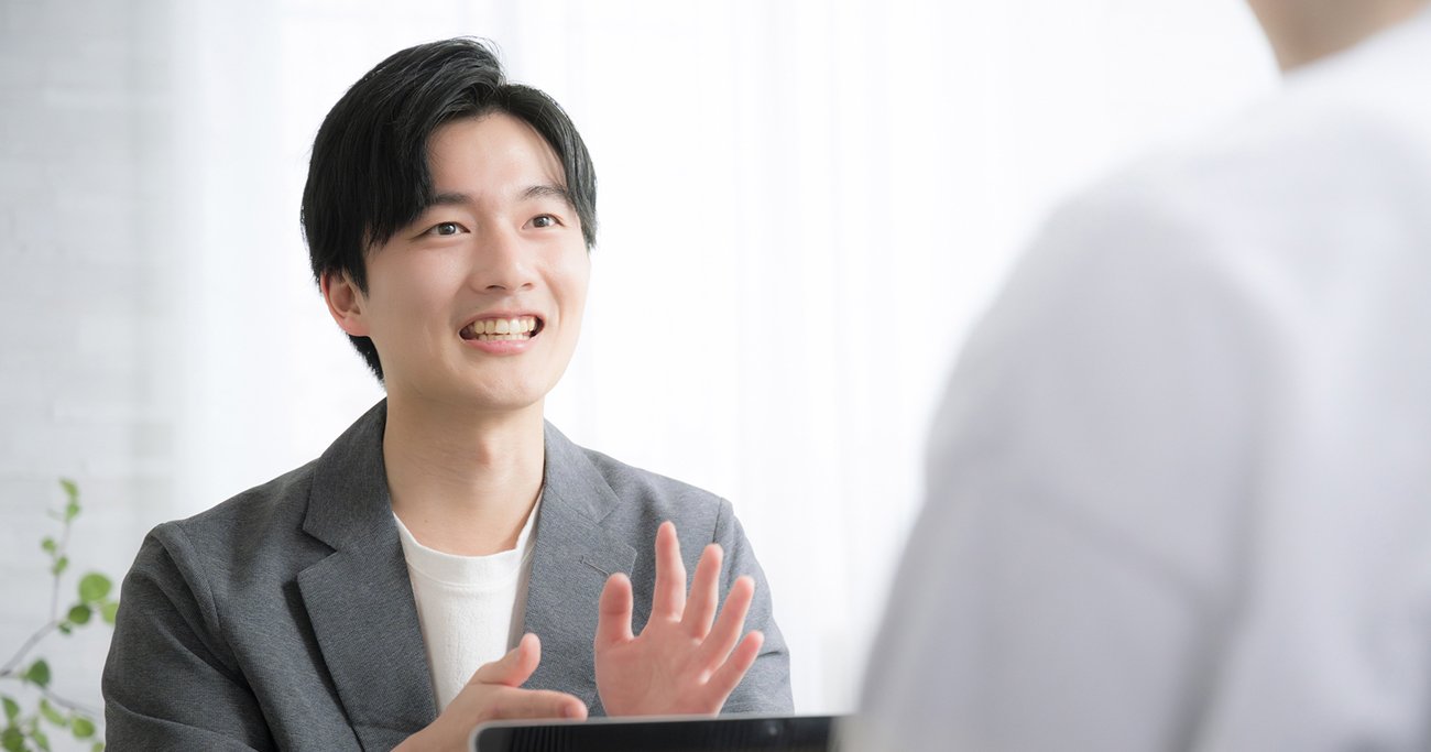 笑顔で相手と会話する男性会社員