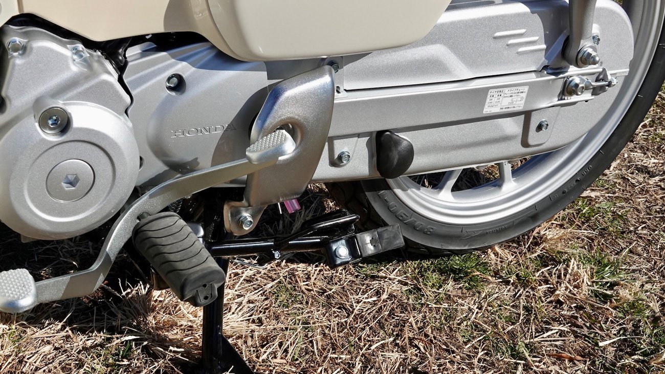 原付一種は2人乗り禁止。そのためリアのステップが省かれている