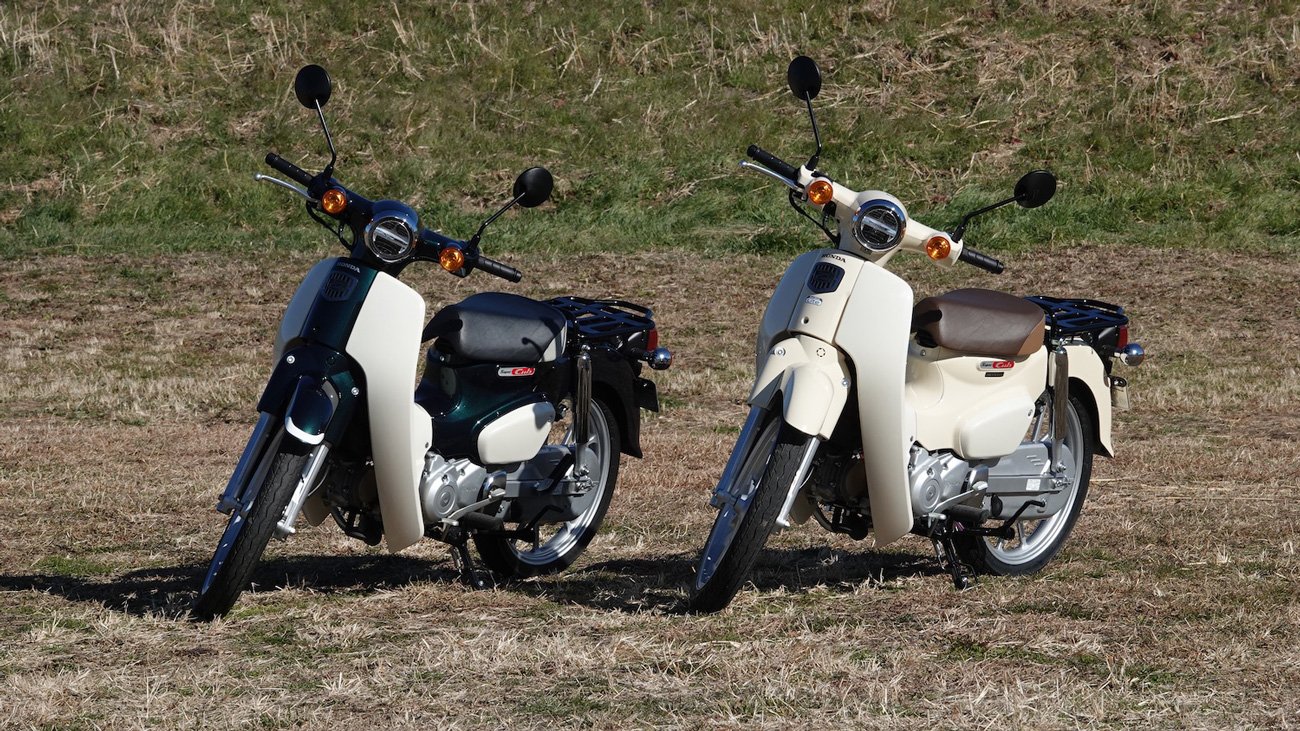 新基準原付の「スーパーカブ110 Lite」（右）と、小型二輪免許が必要な「スーパーカブ110」（左）