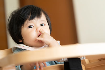 鼻に指を入れる赤ちゃん