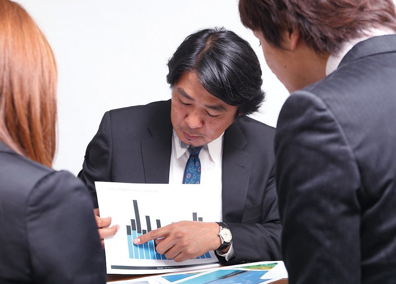 写真:上司から説明