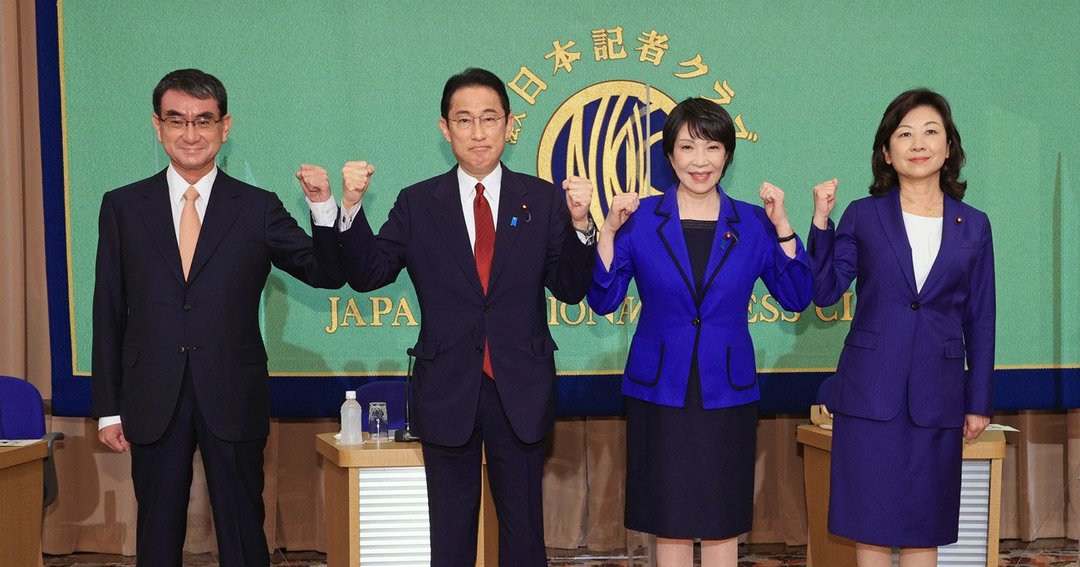18日の討論会を前に撮影に応じる(左から)河野太郎規制改革担当相、岸田文雄前政調会長、高市早苗前総務相、野田聖子幹事長代行