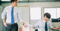 「先に言えよ!」後輩にミスを指摘された先輩がブチギレ→二流は「謝る」…では一流は?