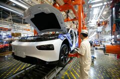 中国肝いりの産業へ動くマネー、統制強化で加速