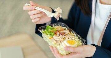 それ、太ります…コンビニでサラダを選んでいてもやりがちな「惜しい失敗」とは？